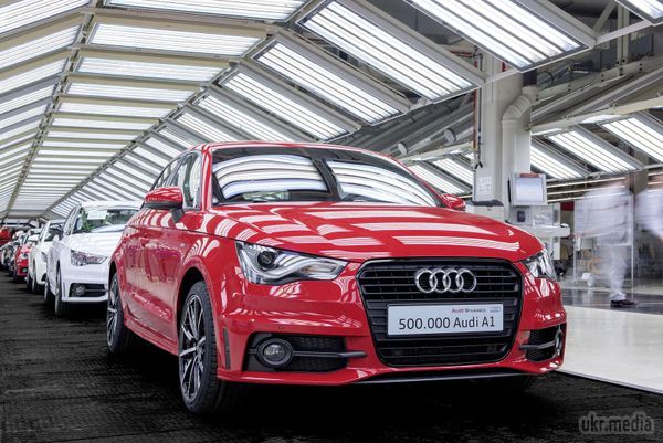 Півмільйона - не межа. Audi випустила 500-тисячний екземпляр моделі A1. Німецька компанія Audi відзначає ювілей - з бельгійського заводу в Брюсселі зійшов 500-тисячний екземпляр хетчбека A1. Знаменним автомобілем виявилася версія A1 S Line з 1.4-літровим двигуном TFSI, яку за спеціальним замовленням готували для покупця з Німеччини.