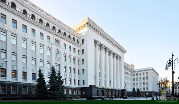 В адміністрації Порошенко люстрували вже половину своїх співробітників. Адміністрація Президента України пройшла люстрацію вже наполовину. 