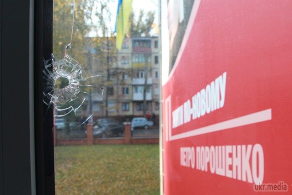 У Кривому Розі біля штабу партії Порошенко підірвали гранату. Осколками гранати пошкоджено шибки офісу, постраждалих немає
