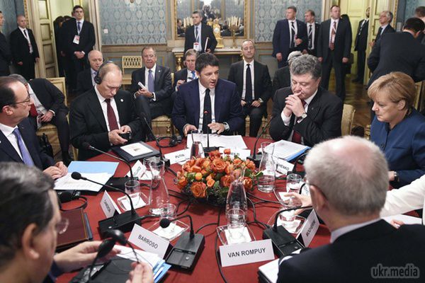 18 жовтня Порошенко розповість українцям, про що домовився в Мілані. Президент Петро Порошенко дасть інтерв'ю шести українським телеканалам за підсумками переговорів, які проходять в Мілані. Трансляція почнеться 18 жовтня, ввечері.
