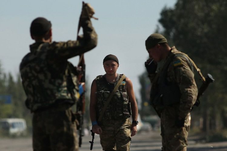 Сили АТО відбили атаку на Донецький аеропорт і зміцнилися в Сміливому, - штаб. Терористи проявляють активність ще в кількох населених пунктах