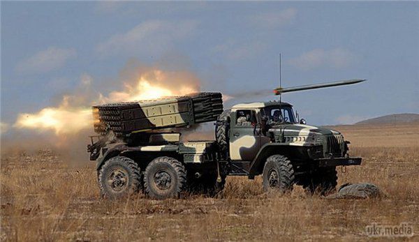 Недавній обстріл Донецька з РЗСО «Град» (відео). Сьогодні в Донецьку загострилася ситуація з бойовими діями. У мережі з'явилося чергове відео з попаданням ракет у приватний сектор. 