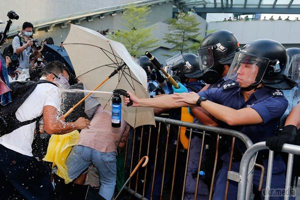 Влада Гонконгу погодилися на переговори з демонстрантами. 18 жовтня, після чергових заворушень, генеральний секретар гонконгської адміністрації Керрі Лам заявив, що піде на переговори з демонстрантами і вислухає їхні умови