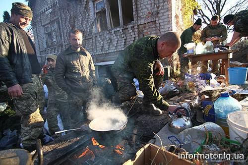 «Кіборги» в аеропорту харчуються їжею, привезеною волонтерами і тим, що зростає в городах (фото). 