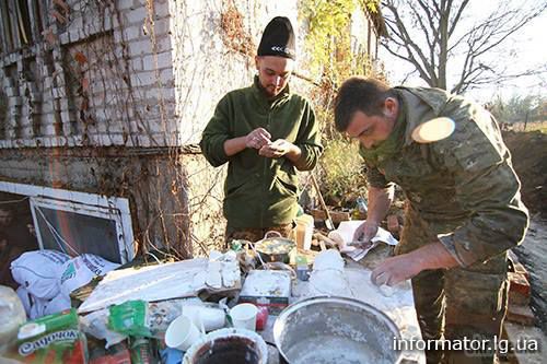 «Кіборги» в аеропорту харчуються їжею, привезеною волонтерами і тим, що зростає в городах (фото). 