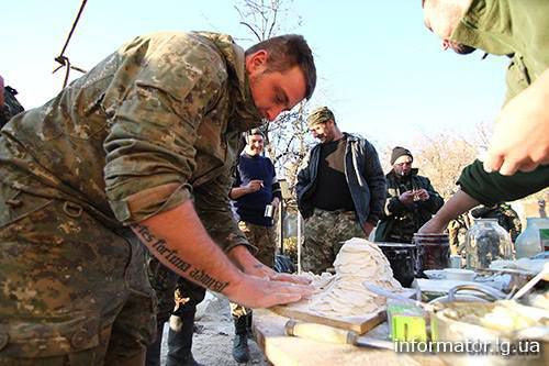 «Кіборги» в аеропорту харчуються їжею, привезеною волонтерами і тим, що зростає в городах (фото). 