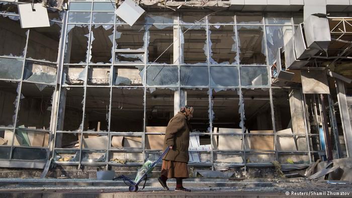 Унаслідок сильного вибуху у Донецьку пошкоджено низку будинків. В Донецьку пролунав потужний вибух. Ударну хвилю було відчутно в радіусі кількох кілометрів. Повідомляється про пошкодження низки будинків. Причини вибуху з'ясовують.