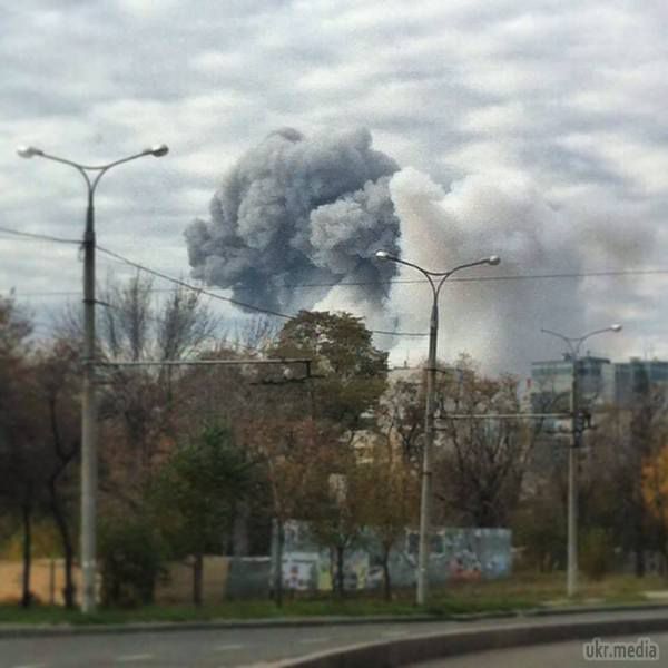 Після потужного вибуху в Донбас-арені вилетіли шибки з цілого сектора (фото). Сьогодні о 12:10 у Донецьку пролунав потужний вибух. Після нього в місті постраждало безліч будівель.