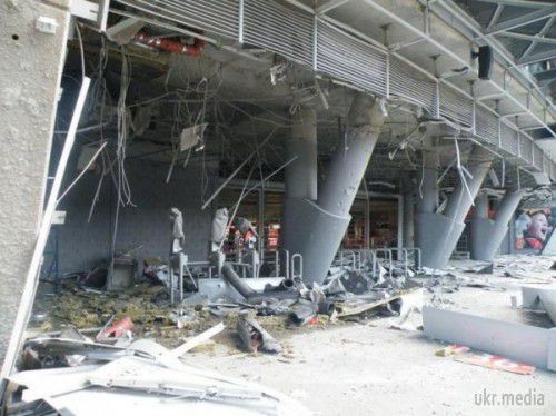 Після потужного вибуху в Донбас-арені вилетіли шибки з цілого сектора (фото). Сьогодні о 12:10 у Донецьку пролунав потужний вибух. Після нього в місті постраждало безліч будівель.