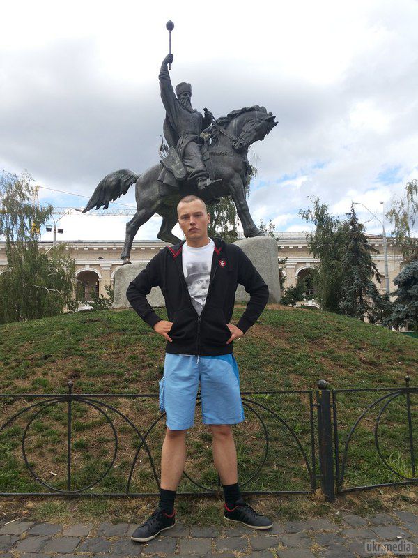 Петербурзький садист Мільчаков розгулює по Луганську. Російський терорист, Олексій Мільчаков прославився своїми садистськими нахилами як у рідній країні, так і за її межами, спокійно розгулює по Луганську. Про це повідомляють місцеві жителі.