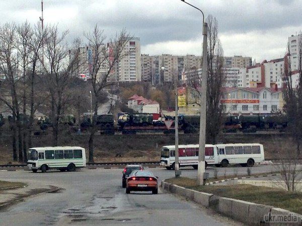 Велика колона техніки з Бєлгорода рухається у бік кордону з Україною. Очевидці зафіксували пересування військової колони центральними вулицями Бєлгорода.