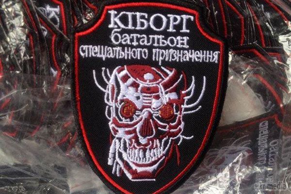 Волонтери створили шеврони "Кіборгів" для захисників АТО Донецького аеропорту. Волонтери створили для захисників донецького аеропорту шеврони "кіборгів" і відправили на Донбас.