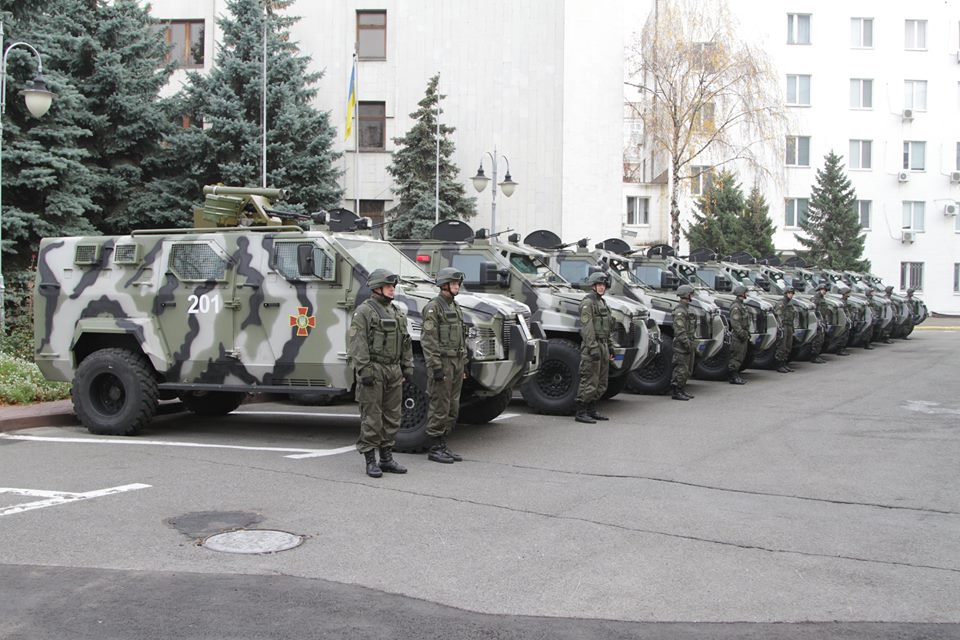 МВС передало Нацгвардії нові броньовані втомобілі КРАЗ Спартан. Аваков похвалився новою бронетехнікою для Нацгвардії.