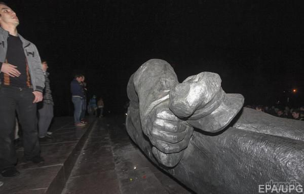 На Дніпропетровщині зруйнували ще 4 пам'ятника Леніну - МВС. В ніч з вівторка на середу невідомі зруйнували відразу чотири пам'ятника В.І.Леніну в трьох районах Дніпропетровської області. 