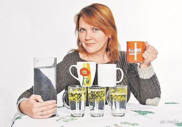 Реально помолодіти, випиваючи три літри води в день ?. Гуляють по соцмережам розповіді про жінок, що за три тижні казково покращали: і зморшки-то у них розгладелися, і колір обличчя покращився, і настрій підвищився.