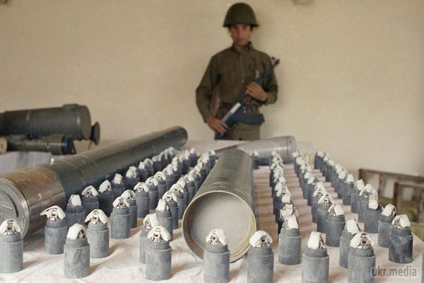 Чому в світі заборонені касетні бомби і застосовували їх в зоні АТО. Міжнародна організація Human Rights Watch звинуватила нашу країну в обстрілі Донецька забороненою зброєю масового ураження.