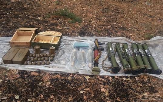 СБУ виявила схованку бійців "ЛНР" з гранатометами. Арсенал зброї призначався для диверсій під час виборів.