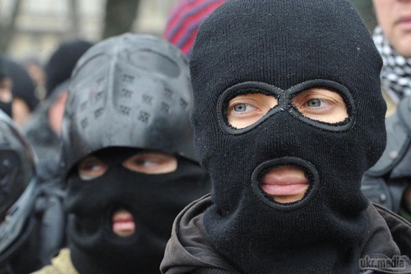 Погроми нелегальних точок: робінгуди у балаклаві або провісники хаосу?. Здається, що погроми нелегальних закладів зроблять Україну краще. На жаль, будь-яка сила рано чи пізно починає когось обслуговувати.
