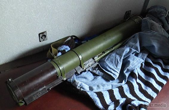 Міліціонери виявили арсенал зброї в поїзді " Луганськ-Одеса (фото). Під час перевірки поїзда, в одному з вагонів службовий пес зреагував на звичайну дорожню сумку. 