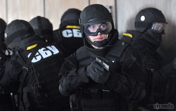СБУ під Києвом затримала генерала ФСБ. Генерал Федеральної служби безпеки РФ, помічник депутата Держдуми підозрюється в організації протестів Нацгвардії під Адміністрацією президента.