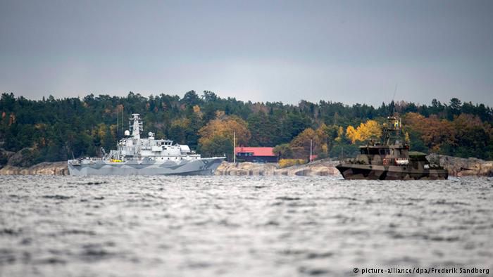 Швеція припинила пошуки іноземного підводного човна. Шведські військові припинили пошуки невідомого підводного човна в територіальних водах біля Стокгольма. За їхніми словами, судна там вже немає.