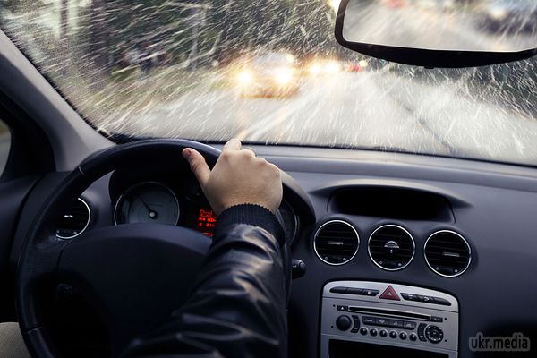 Як їздити, щоб уникнути ДТП взимку. З настанням холодів водіїв може підстерігати крижаний дощ, сильний вітер, заметіль або ожеледь який утворився раптово. 