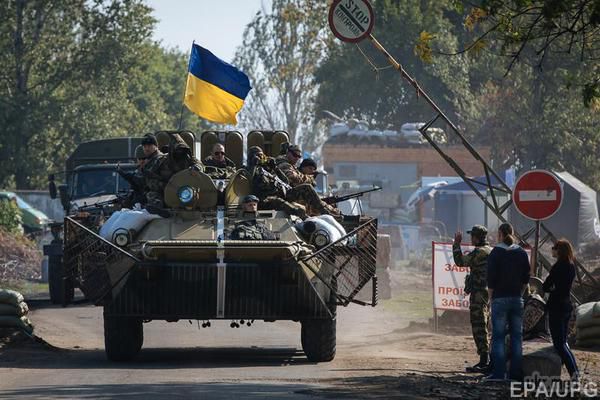 На Луганщині люди благають військових не відступати. Бойовики знову порушують режим припинення вогню на сході.