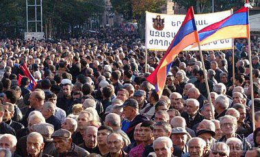 У Вірменії відбувся багатотисячний мітинг за зміну держвлади. Протестувальники опозиціонери зажадали скасувати конституційні реформи і негайно провести позачергові вибори в країні
