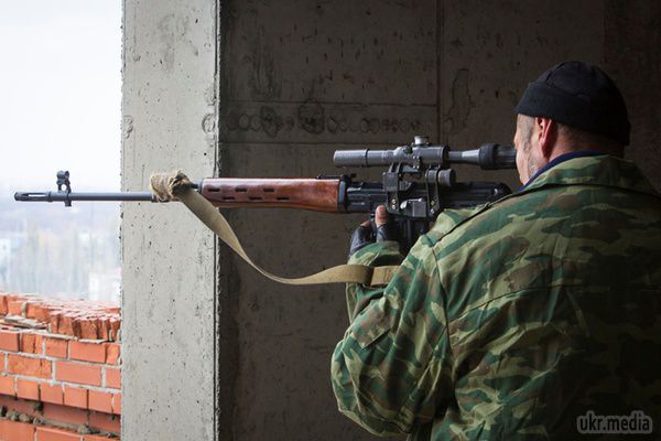 У Донецьку стріляли по людях, які прийшли голосувати?. Четверо виборців потрапили під автоматні черги, коли прийшли голосувати на дільницю в Петровському районі Донецька