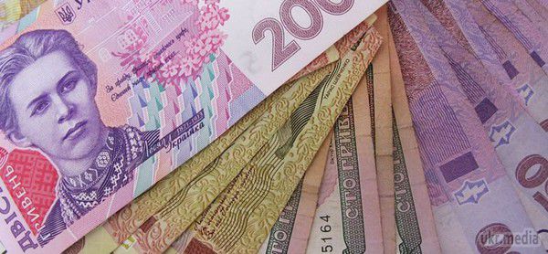 У грудні з'являться нові купюри 1 і 200 гривень. В кінці року в Україні запустять в обіг дві нові гривневі банкноти: номіналом 200 гривень - з 1 грудня, і номіналом 1 гривню - з 22 грудня, йдеться в постанові Нацбанку №668.