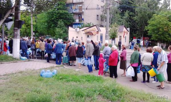 Норми ЛНР: 5 літрів води на 10 днів. В окремих районах Луганська воду видають по талонах - 1 раз на десять днів і не більше п'яти літрів в руки. 