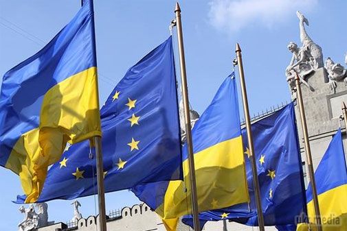 У ЄС назвали можливі терміни пом'якшення санкцій проти Росії. Пом'якшення санкцій ЄС відносно Росії найближчим часом не варто очікувати, вони будуть діяти в повній мірі як мінімум до весни 2015 року.