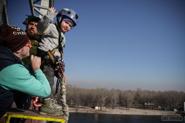 У Києві п'ятирічний хлопчик стрибнув з мосту. Данило Дудник став найменшим роуп-джампером в Україні.