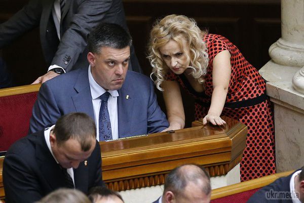 З парламенту пішли старожили і "зірки": Фаріон, Симоненко, Макеєнко, Єфремов і Янукович-молодший. В парламенті восьмого скликання ми не побачимо багато відомих персон.