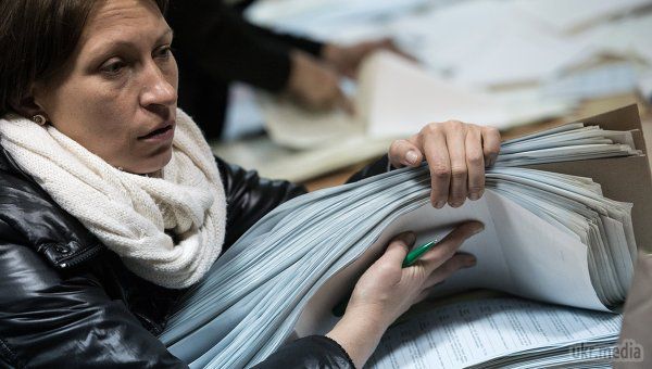 На Луганщині голова виборчої комісії запропонував вважати вибори у всій області недійсними. За даними на 19.28 на 106-му одномандатному виборчому окрузі оброблено лише 15,78 % протоколів. 