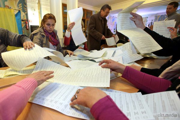 В ОВК №140 повернувся втікший секретар комісії. Окружна виборча комісія №140 (Одеська область) оголосила перерву в обробці протоколів дільничних виборчих комісія до ранку середи, 29 жовтня.