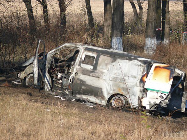 За машиною убитих на Дніпропетровщині інкасаторів полювали ще з Полтавської області. Мікроавтобус спочатку обстріляли в селі Бродщина з гранатометів, а через 6 кілометрів "добили" в Царичанському районі.