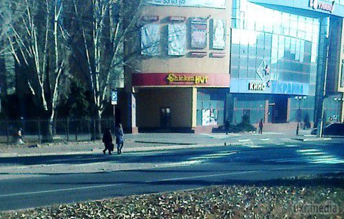 Фотофакт: кінотеатр «Україна» тепер без назви. В інтернеті з'явилися повідомлення, що кілька днів тому демонтували вивіску з фасаду кінотеатру «Україна». 