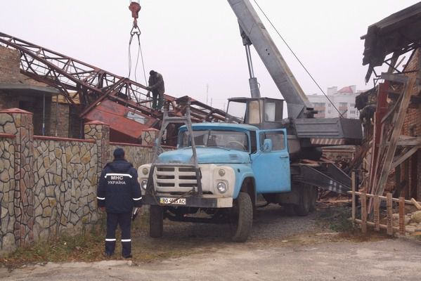 На будівельному майданчику в Тернополі впав баштовий кран. 31 жовтня у Тернополі на будівельному майданчику впав баштовий кран, травми отримала 1 людина