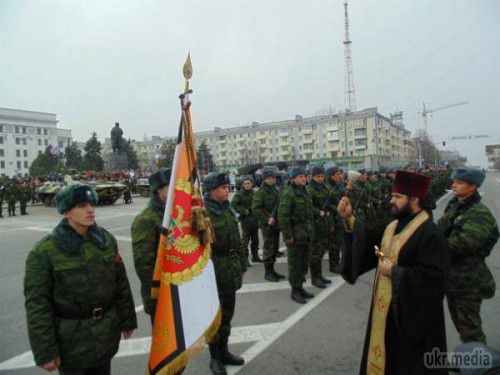 В Луганськ бойовикам завезли «подарунки» від Путіна: зимове обмундирування і російські системи «Град» (фото).  Російське обмундирування бойовики  отримали в якості «гуманітарки», яку доставили «білі Камази» в Луганськ з РФ 