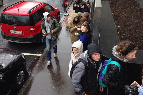 Москвичі стали в чергу до закритого mcdonals.  Вони вишикувалися в чергу до закритого через сфальсифіковані претензій Росспоживнагляду знаменитого ресторану mcdonald's на Пушкінській площі російської столиці