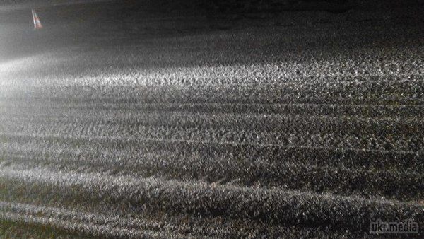 На вулицях Дніпропетровська "свято"- перекинулася вантажівка з насінням. Увечері п'ятниці, 31 жовтня, в Дніпропетровську на проспекті Свободи перекинулася вантажівка з 12 тоннами насіння соняшнику.