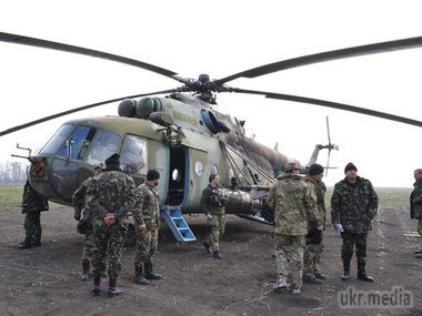 Медики на вертольоті евакуювали 18 поранених військових із зони АТО. Фоторепортаж. Тільки за минулу добу шість українських військових загинули через обстріли бойовиків; ще 10 отримали різні поранення. Бойовики обстріляли позиції сил АТО за минулу добу 37 разів.