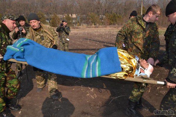 Медики на вертольоті евакуювали 18 поранених військових із зони АТО. Фоторепортаж. Тільки за минулу добу шість українських військових загинули через обстріли бойовиків; ще 10 отримали різні поранення. Бойовики обстріляли позиції сил АТО за минулу добу 37 разів.