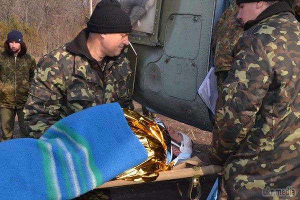 Медики на вертольоті евакуювали 18 поранених військових із зони АТО. Фоторепортаж. Тільки за минулу добу шість українських військових загинули через обстріли бойовиків; ще 10 отримали різні поранення. Бойовики обстріляли позиції сил АТО за минулу добу 37 разів.