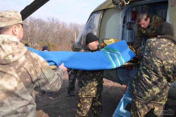 Медики на вертольоті евакуювали 18 поранених військових із зони АТО. Фоторепортаж. Тільки за минулу добу шість українських військових загинули через обстріли бойовиків; ще 10 отримали різні поранення. Бойовики обстріляли позиції сил АТО за минулу добу 37 разів.