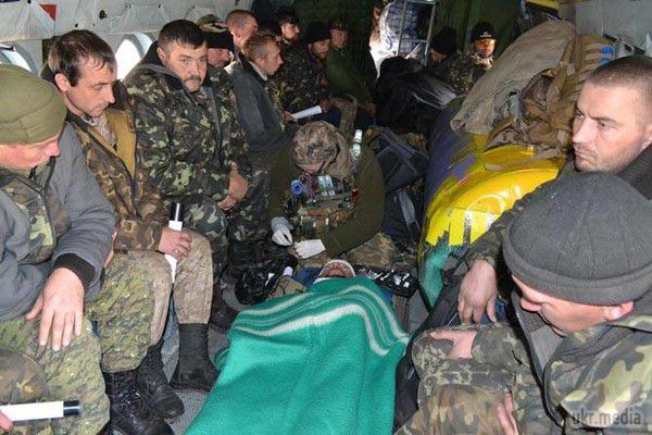 Медики на вертольоті евакуювали 18 поранених військових із зони АТО. Фоторепортаж. Тільки за минулу добу шість українських військових загинули через обстріли бойовиків; ще 10 отримали різні поранення. Бойовики обстріляли позиції сил АТО за минулу добу 37 разів.