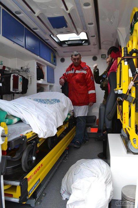 Медики на вертольоті евакуювали 18 поранених військових із зони АТО. Фоторепортаж. Тільки за минулу добу шість українських військових загинули через обстріли бойовиків; ще 10 отримали різні поранення. Бойовики обстріляли позиції сил АТО за минулу добу 37 разів.