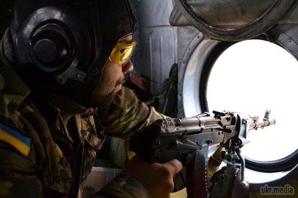 Медики на вертольоті евакуювали 18 поранених військових із зони АТО. Фоторепортаж. Тільки за минулу добу шість українських військових загинули через обстріли бойовиків; ще 10 отримали різні поранення. Бойовики обстріляли позиції сил АТО за минулу добу 37 разів.
