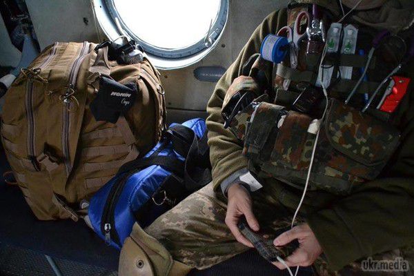 Медики на вертольоті евакуювали 18 поранених військових із зони АТО. Фоторепортаж. Тільки за минулу добу шість українських військових загинули через обстріли бойовиків; ще 10 отримали різні поранення. Бойовики обстріляли позиції сил АТО за минулу добу 37 разів.